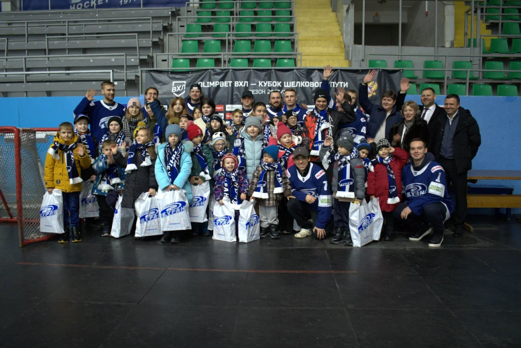 В гости к хоккеистам "Бурана" приехали дети из Острогожска