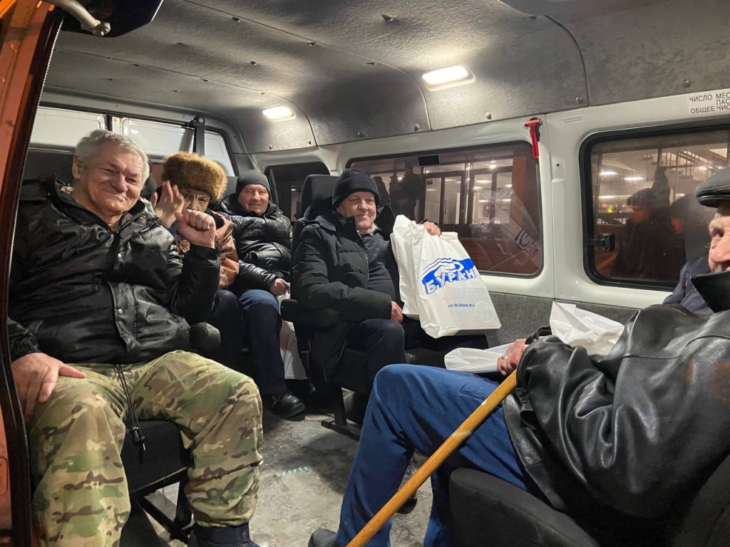 Дедушки на хоккее!